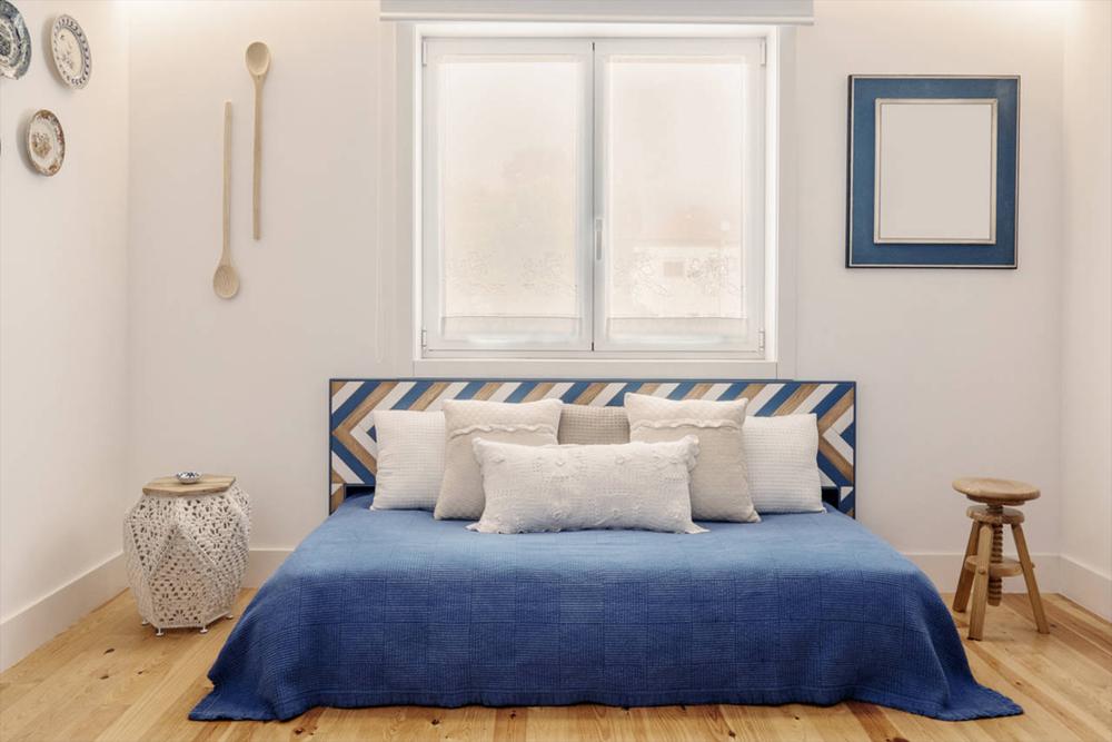 mavi battaniye ve beyaz yastıklar