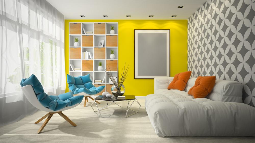 sarı duvarlı renkli mobilyalarla döşenmiş salon