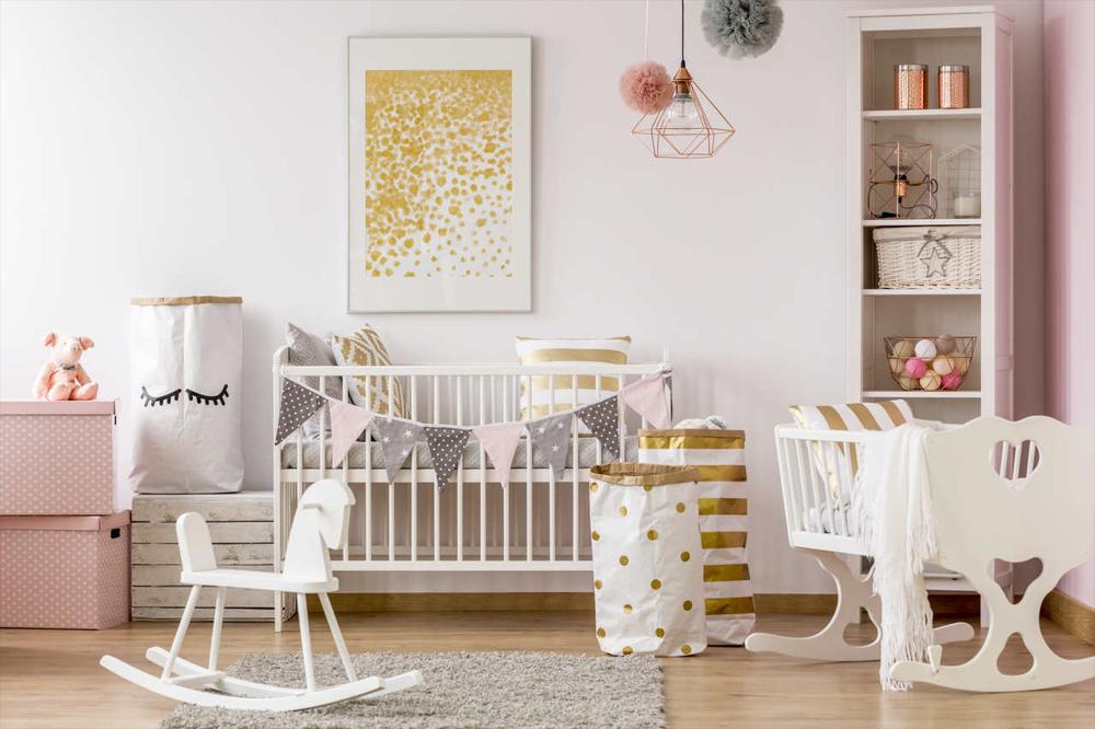 İskandinav stile göre dekore edilmiş bebek odası