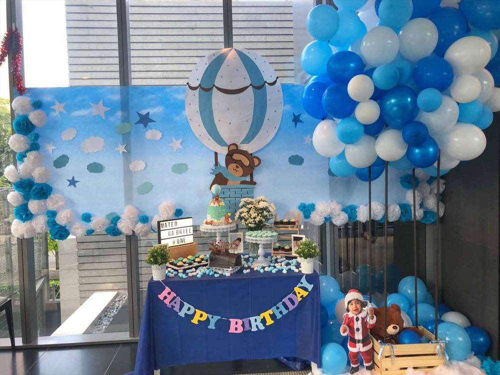 balonlarla süslenmiş bir doğum günü partisi dekorasyonu