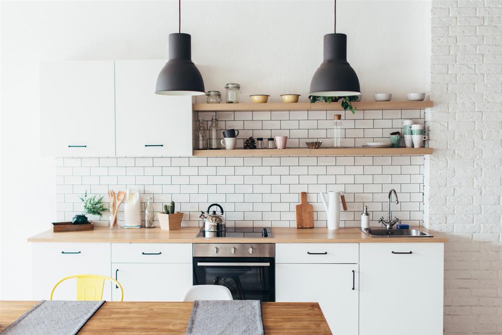 Beyaz renkli dolaplara sahip mutfak görüntüsü