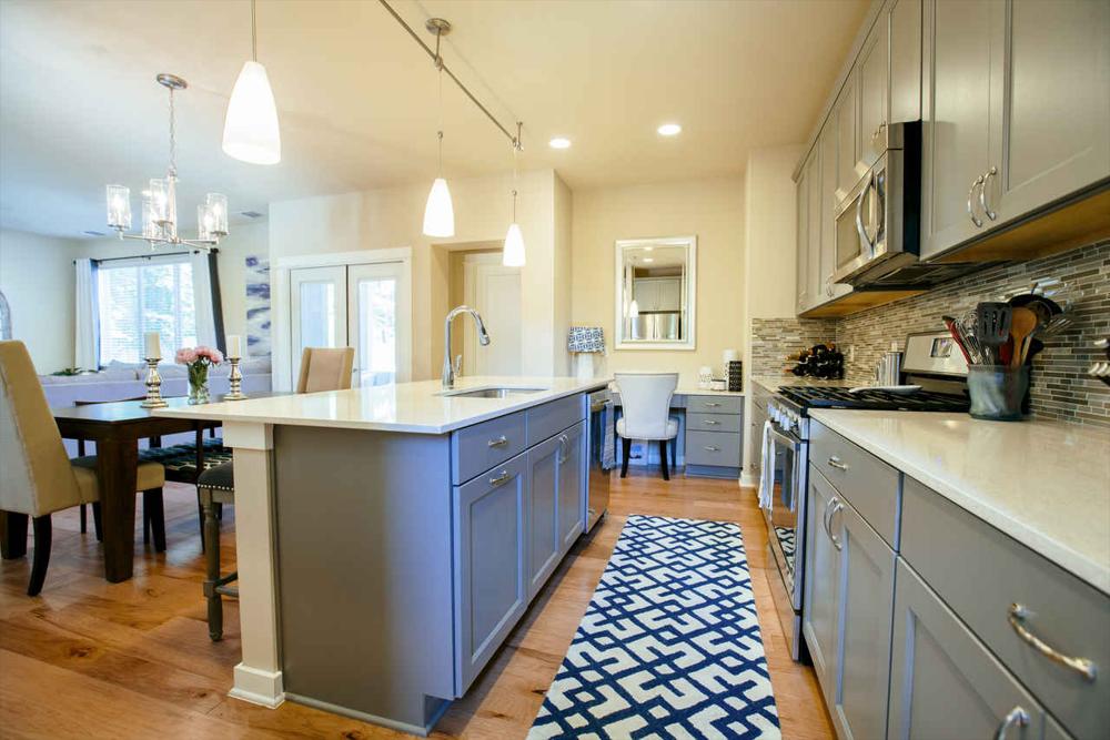 modern dekore edilmiş bir mutfağa serilmiş mavi mutfak halısı