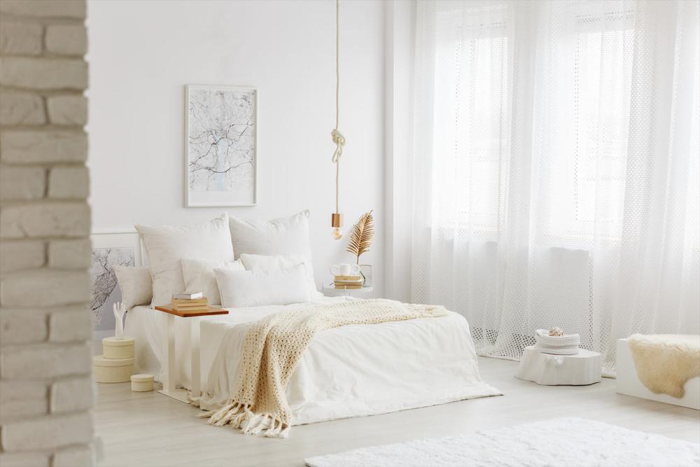 beyaz rengin hakim olduğu bir yatak