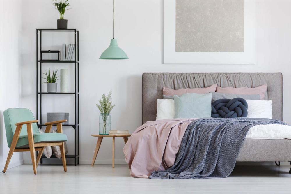 modern renklerle ve mobilyalar ile tasarlanmış bir yatak odası