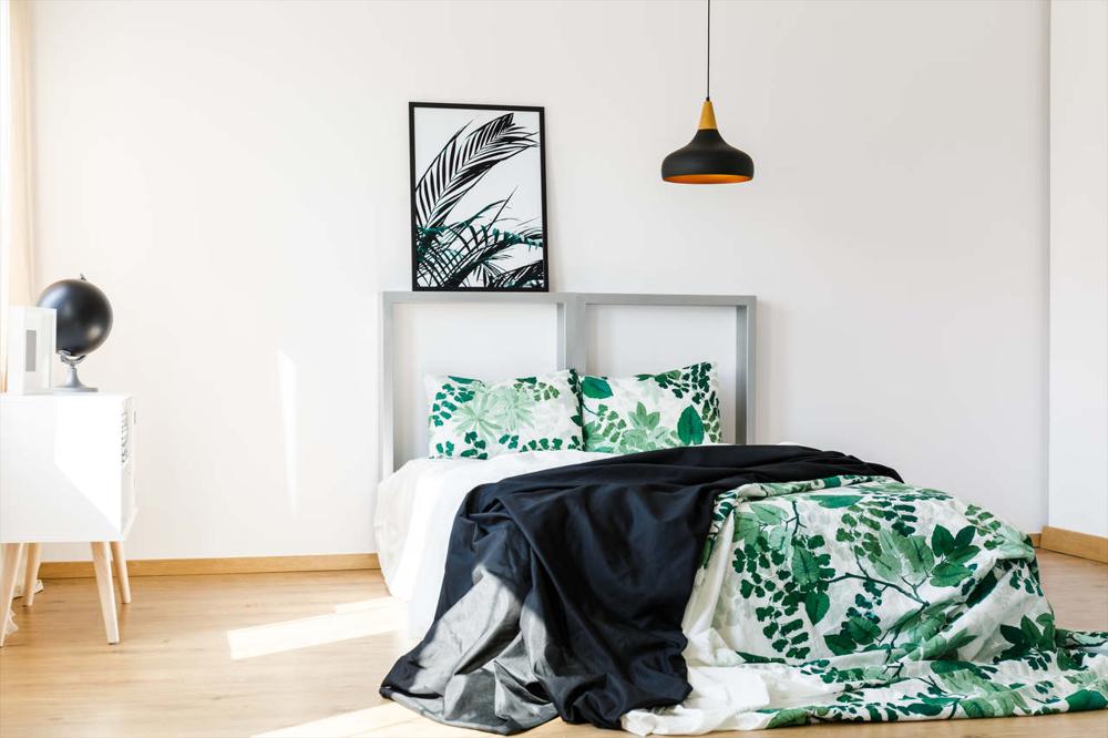 üzerinde şık ve modern desenler olan bir pike takımı serili olan yatak