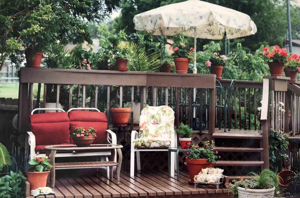 vintage bir şemsiye ve vintage sandalyelerin bulunduğu veranda