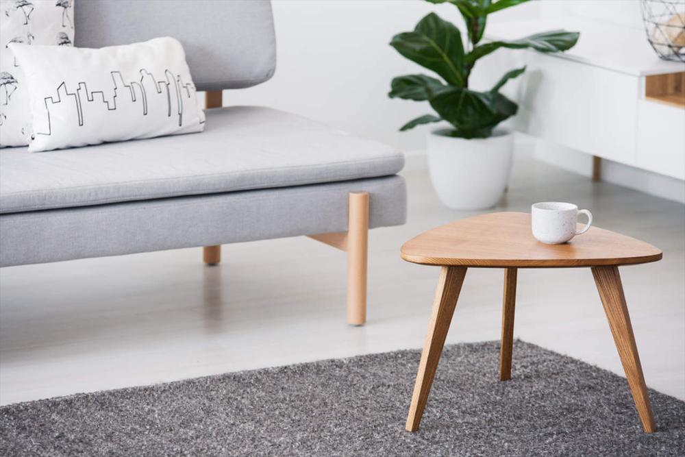 صندلی راحتی خاکستری و میز قهوه کوچک چوبی