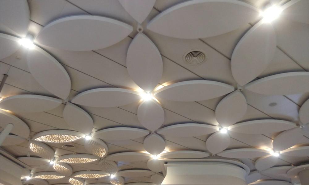 دکوراسیون سقف با جزئیات سفید طراحی شده است