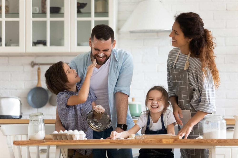 mutfakta eğlenen aile